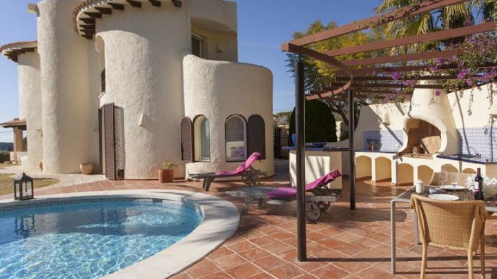 Exklusive mediterrane Ferienvilla in Altea (Costa Blanca) mit Bergblick und großem Pool zu verkaufen