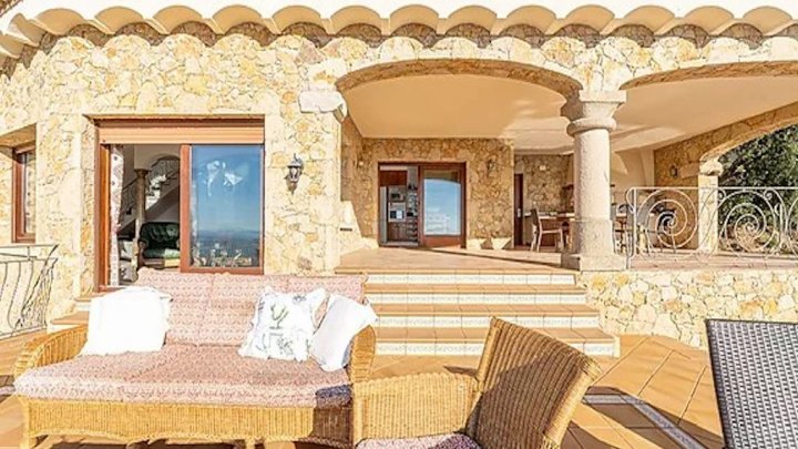 Villa de ensueño con vistas espectaculares al mar sobre la bahía de Roses