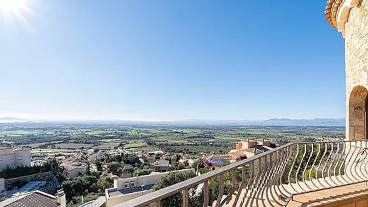 Villa de ensueño con vistas espectaculares al mar sobre la bahía de Roses