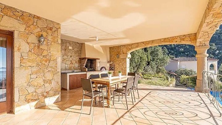 Villa de ensueño con vistas espectaculares al mar sobre la bahía de Roses