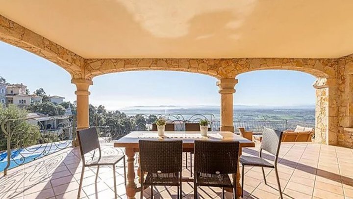Villa de ensueño con vistas espectaculares al mar sobre la bahía de Roses