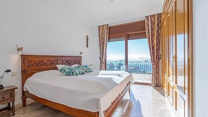 Villa de ensueño con vistas espectaculares al mar sobre la bahía de Roses