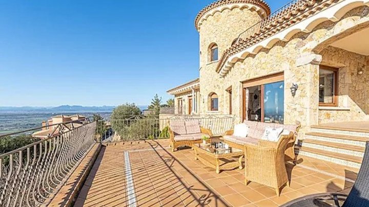 Villa de ensueño con vistas espectaculares al mar sobre la bahía de Roses