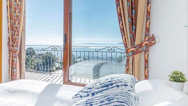 Traumhafte Villa mit spektakulärem Meerblick über die Bucht von Roses 