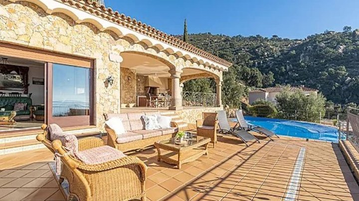 Villa de ensueño con vistas espectaculares al mar sobre la bahía de Roses