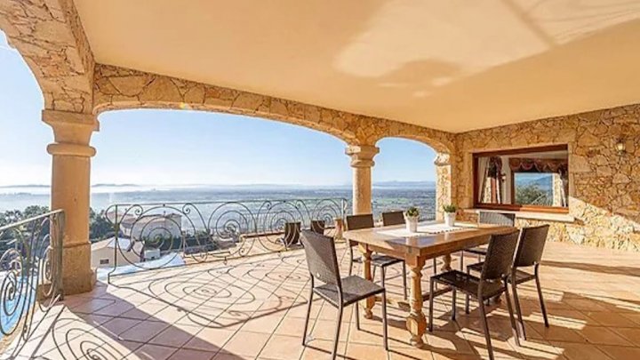 Traumhafte Villa mit spektakulärem Meerblick über die Bucht von Roses 