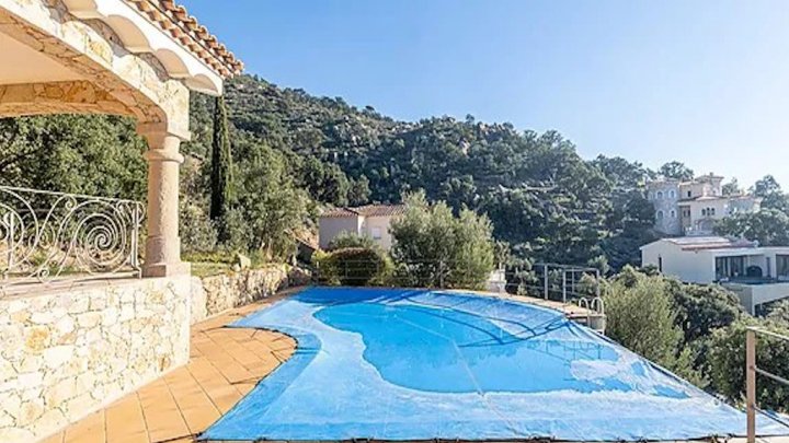Traumhafte Villa mit spektakulärem Meerblick über die Bucht von Roses 