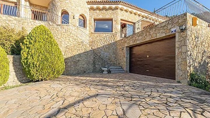 Villa de ensueño con vistas espectaculares al mar sobre la bahía de Roses