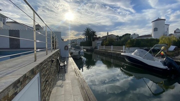 Empuriabrava holiday home on the canal with private pool and boat mooring 12m