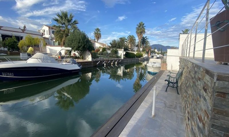 Empuriabrava holiday home on the canal with private pool and boat mooring 12m