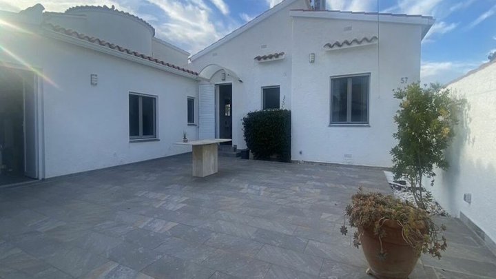 Empuriabrava holiday home on the canal with private pool and boat mooring 12m