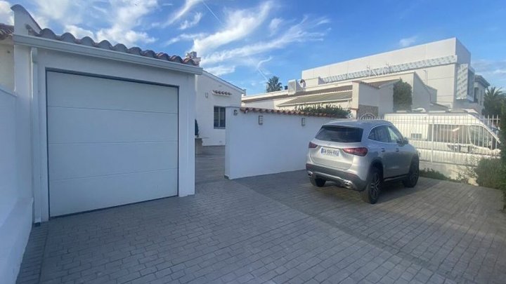Empuriabrava holiday home on the canal with private pool and boat mooring 12m
