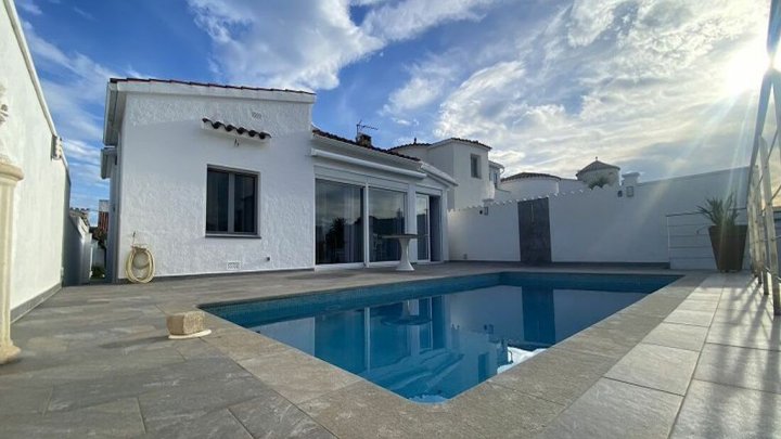 Empuriabrava holiday home on the canal with private pool and boat mooring 12m