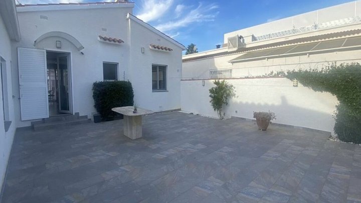 Empuriabrava holiday home on the canal with private pool and boat mooring 12m