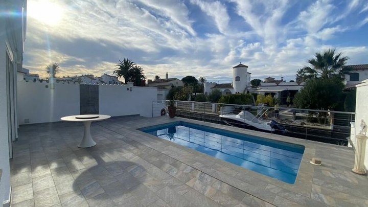 Empuriabrava holiday home on the canal with private pool and boat mooring 12m