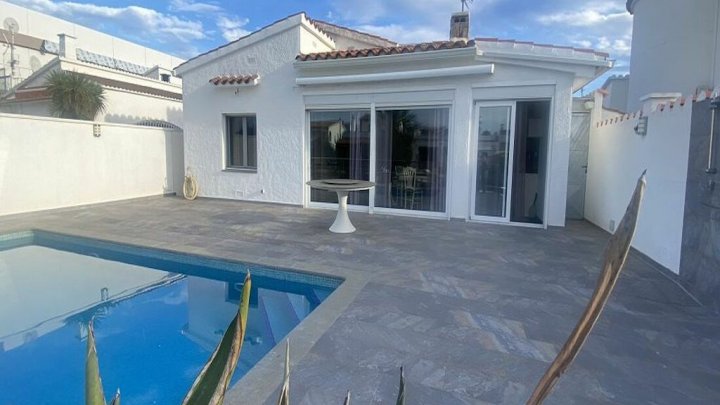 Empuriabrava holiday home on the canal with private pool and boat mooring 12m
