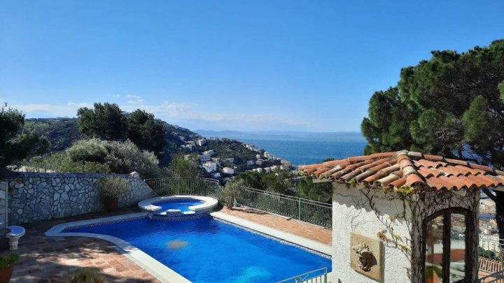 Exclusiva casa de vacaciones en Roses - España - piscina privada - vistas al mar en venta
