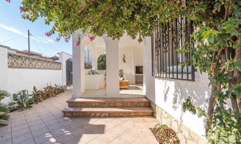 Empuriabrava Ferienhaus renoviert - mit Tourismus Lizenz -zu verkaufen
