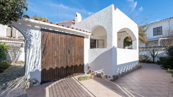 Empuriabrava Ferienhaus renoviert - mit Tourismus Lizenz -zu verkaufen