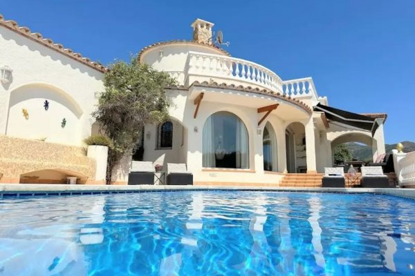 Luxusvilla in Roses – Meerblick, Privatpool