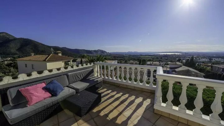 Zu verkaufen: Exklusive Luxusvilla in Roses – Meerblick, Privatpool