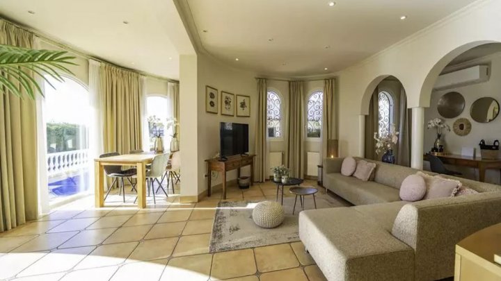 Zu verkaufen: Exklusive Luxusvilla in Roses – Meerblick, Privatpool