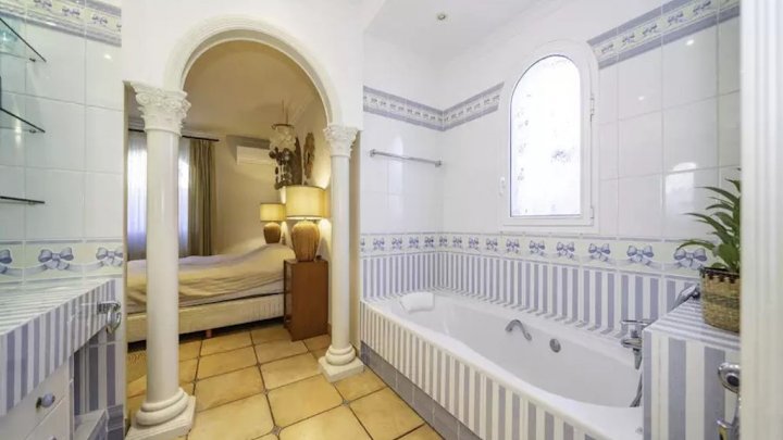 Zu verkaufen: Exklusive Luxusvilla in Roses – Meerblick, Privatpool