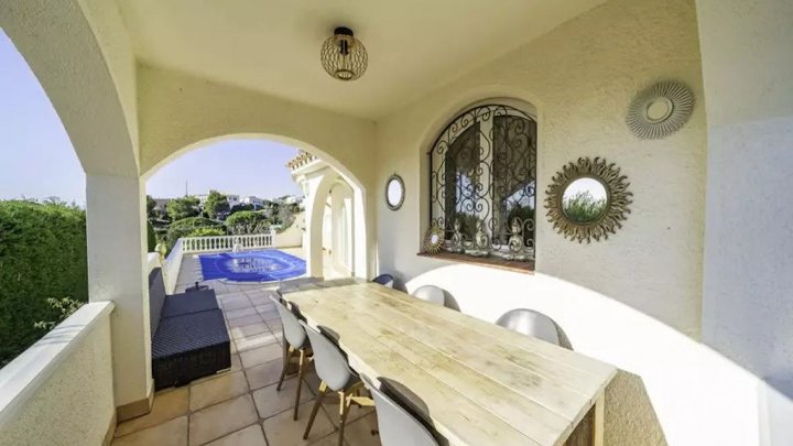 Zu verkaufen: Exklusive Luxusvilla in Roses – Meerblick, Privatpool
