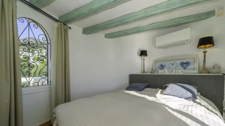 Zu verkaufen: Exklusive Luxusvilla in Roses – Meerblick, Privatpool