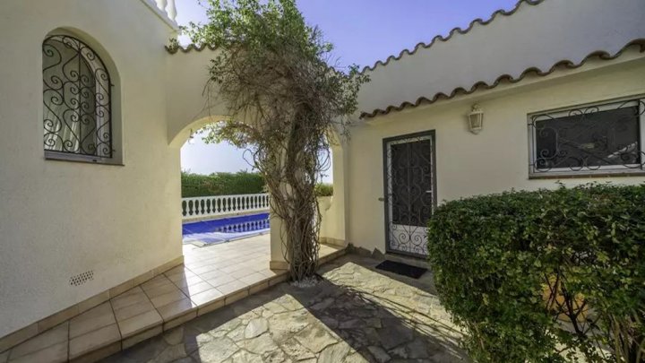 Zu verkaufen: Exklusive Luxusvilla in Roses – Meerblick, Privatpool