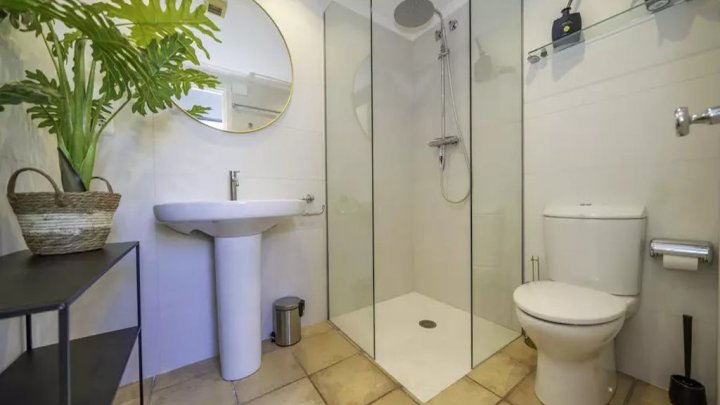 Zu verkaufen: Exklusive Luxusvilla in Roses – Meerblick, Privatpool