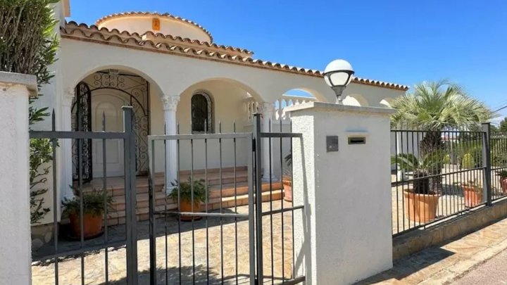 Zu verkaufen: Exklusive Luxusvilla in Roses – Meerblick, Privatpool