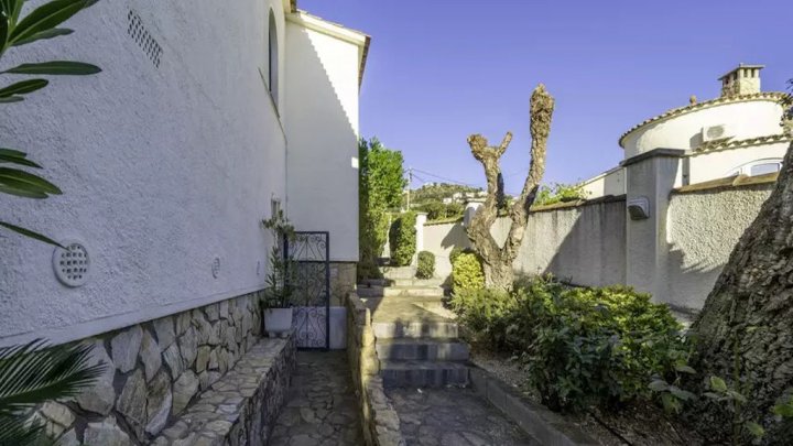 Zu verkaufen: Exklusive Luxusvilla in Roses – Meerblick, Privatpool
