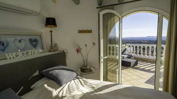 Zu verkaufen: Exklusive Luxusvilla in Roses – Meerblick, Privatpool