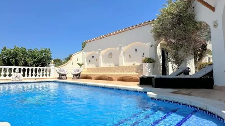 Zu verkaufen: Exklusive Luxusvilla in Roses – Meerblick, Privatpool