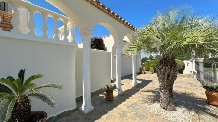 Zu verkaufen: Exklusive Luxusvilla in Roses – Meerblick, Privatpool