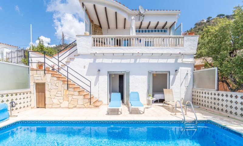 Holiday villa in Spain on the Costa Brava with private pool and views over the Bay of Rosas