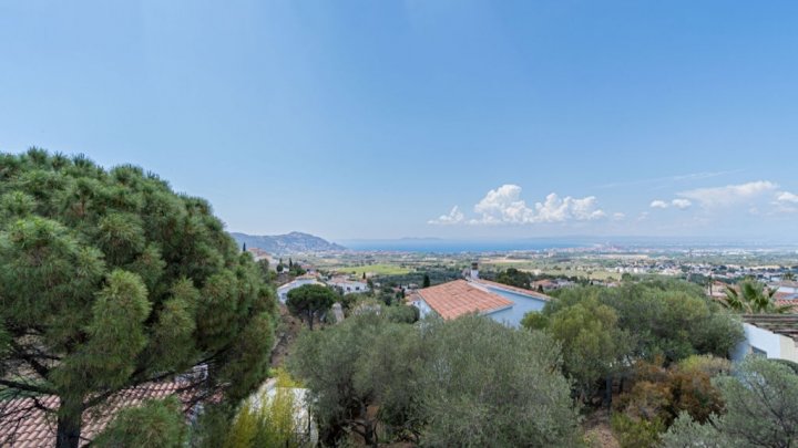 Holiday villa in Spain on the Costa Brava with private pool and views over the Bay of Rosas