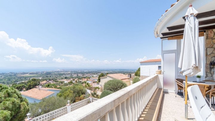 Holiday villa in Spain on the Costa Brava with private pool and views over the Bay of Rosas
