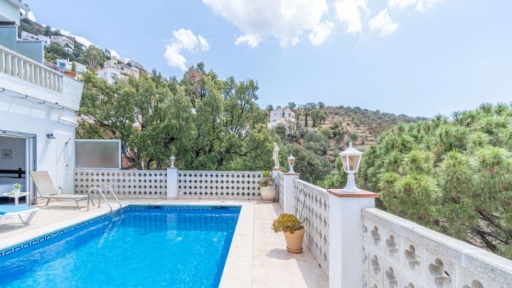 Holiday villa in Spain on the Costa Brava with private pool and views over the Bay of Rosas