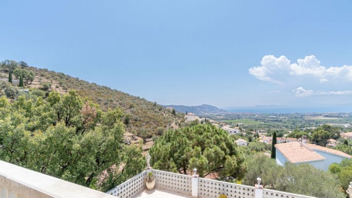 Holiday villa in Spain on the Costa Brava with private pool and views over the Bay of Rosas