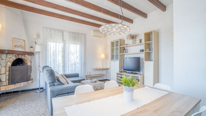 Holiday villa in Spain on the Costa Brava with private pool and views over the Bay of Rosas