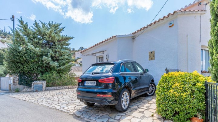 Holiday villa in Spain on the Costa Brava with private pool and views over the Bay of Rosas