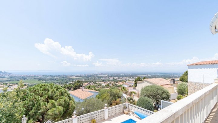 Holiday villa in Spain on the Costa Brava with private pool and views over the Bay of Rosas