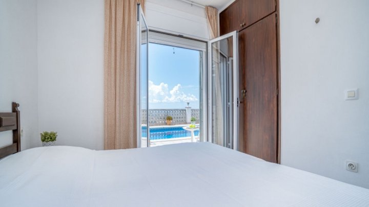 Holiday villa in Spain on the Costa Brava with private pool and views over the Bay of Rosas