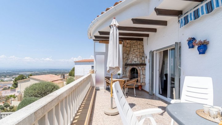 Holiday villa in Spain on the Costa Brava with private pool and views over the Bay of Rosas