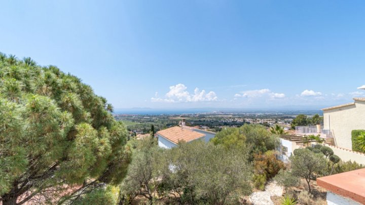 Holiday villa in Spain on the Costa Brava with private pool and views over the Bay of Rosas