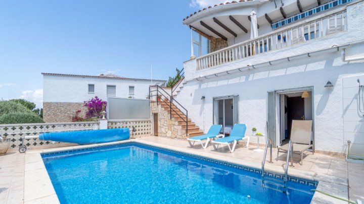 Holiday villa in Spain on the Costa Brava with private pool and views over the Bay of Rosas