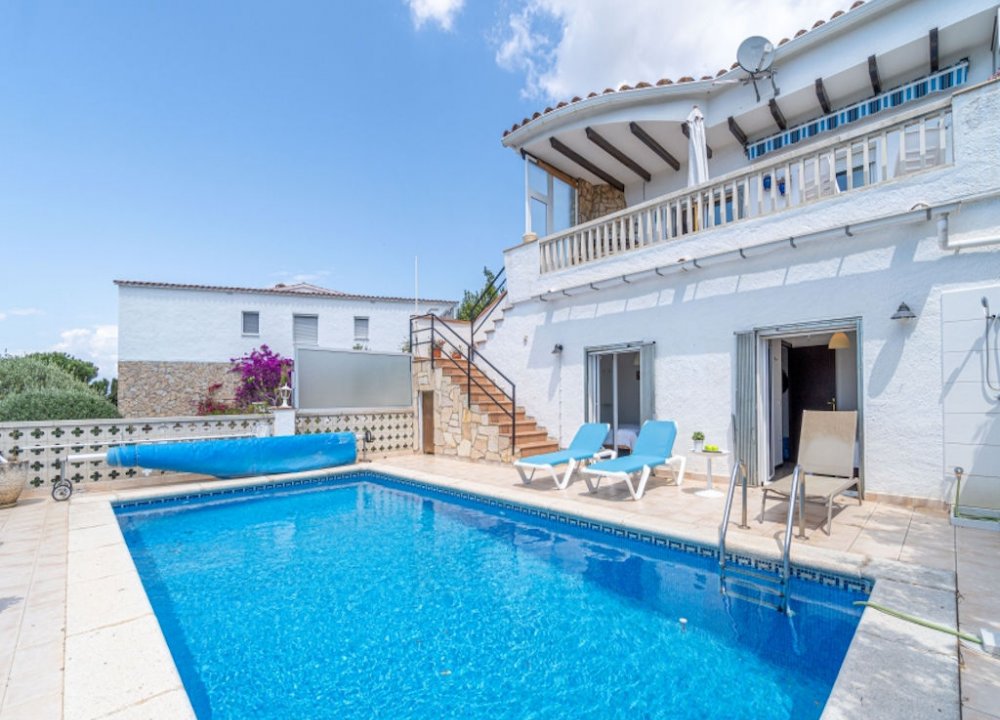 Ferienvilla privater Pool und Blick auf die Bucht von Rosas