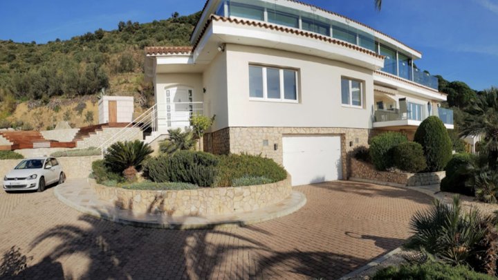 Zu verkaufen: Mediterranes Anwesen mit Panoramablick auf die Bucht von Roses 